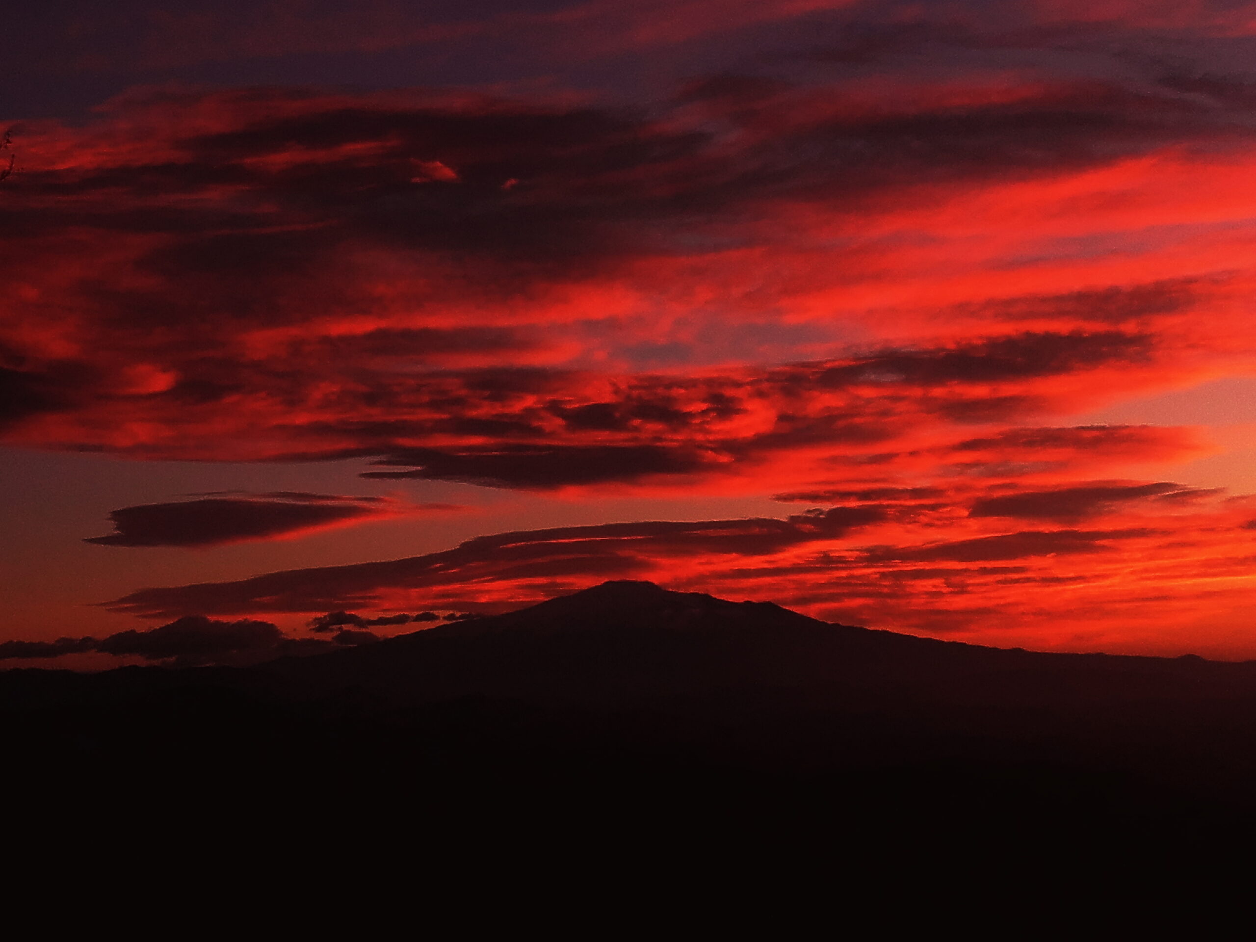 Photo by Piero Mammino showing Etna in dim light in the light of dawn